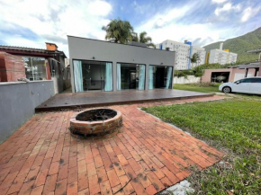 Casa aconchegante em bairro calmo 50 m da praia